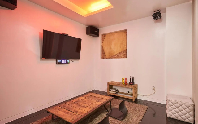 Show Hotel