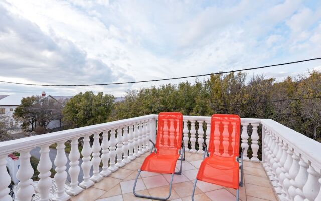 Comfortable Apartment With Large Covered Terrace