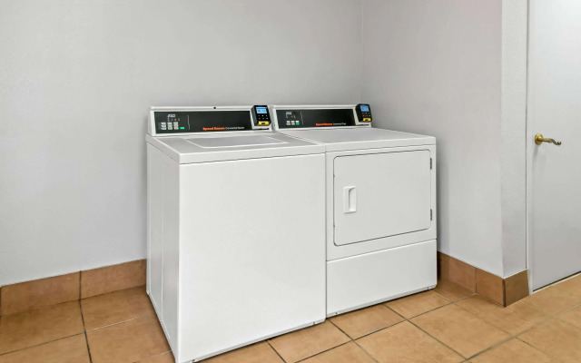 Super 8 by Wyndham Grand Prairie Southwest