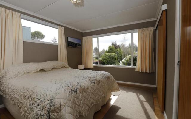 Boat Harbour House - Te Anau Holiday Home