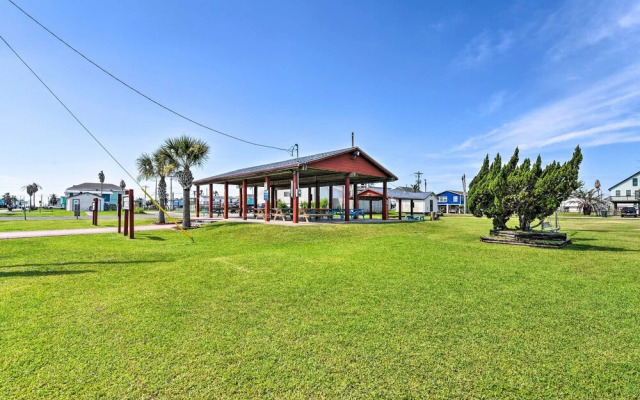 Walk to Beach: Family-friendly Galveston Home!