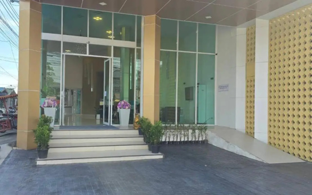 Convenient Grand Hotel (SHA Extra Plus)