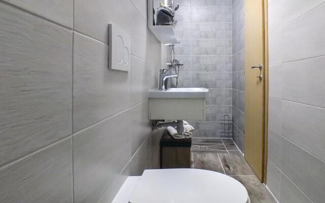 Stunning Home in Bast With 4 Bedrooms, Jacuzzi and Wifi