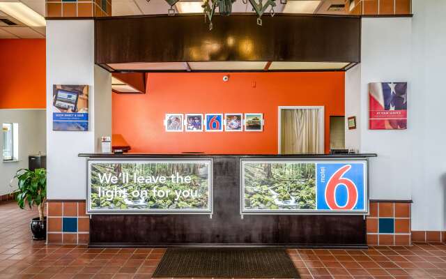 Motel 6 Oakdale, CA