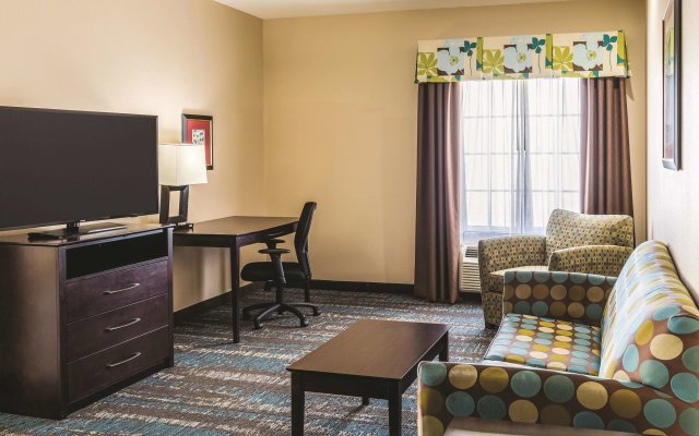 La Quinta Inn & Suites by Wyndham Dallas Grand Prairie South