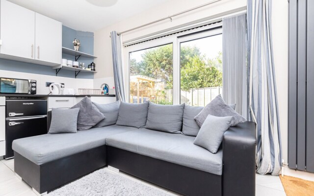 The Christchurch Hideaway, Hot Tub , 2 Bedrooms