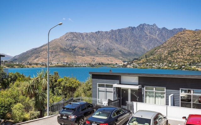 Lake View Greenstone Luxe Apartment