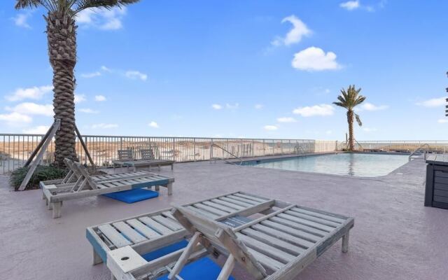 2br/2ba Sleeps 8, Beachfront w/ Pool