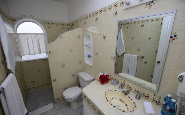 Dolphin Cove Inn