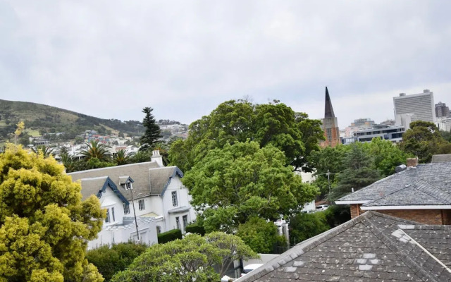 Spacious 1 Bedroom Apartment Near Table Mountain