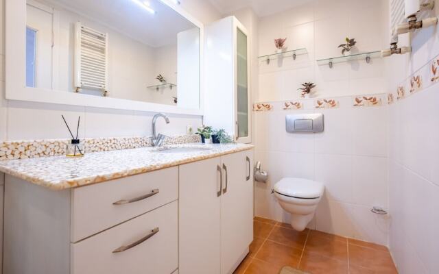 Chic Flat With Balcony Near Moda Shore