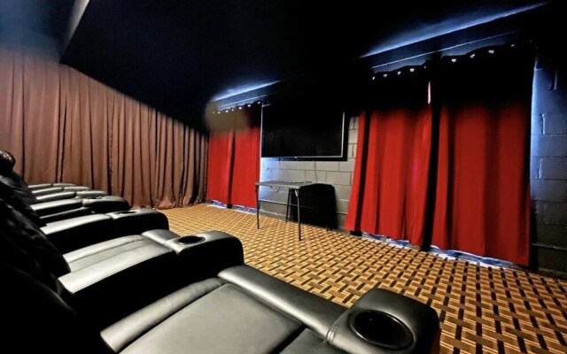 Hidden Gem 5 Bedroom Home by RedAwning