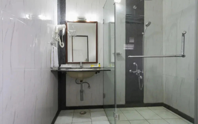 R D Suites A Business Hotel