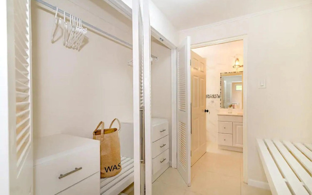 New 3-bed on Hip Strip, Beach access, Sleeps 8