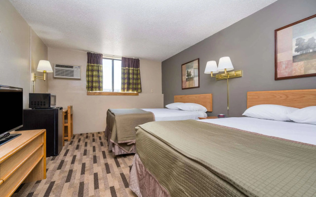 Super 8 by Wyndham Fargo/I-29/West Acres Mall