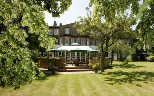 Glenlyn Hotel & Apartments