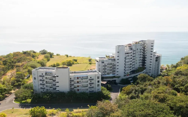 Ourfriends Condo by Acomodo