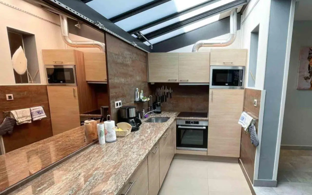 Charming townhouse with garden in the City of Love