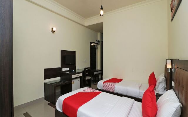 OYO 389 Hotel Applee Inn