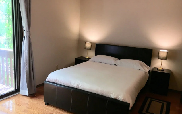 Beautiful Lakeside House Near Camelback