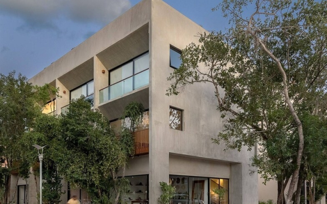 Unbeatable Located Spacious Loft With Amazing Roof