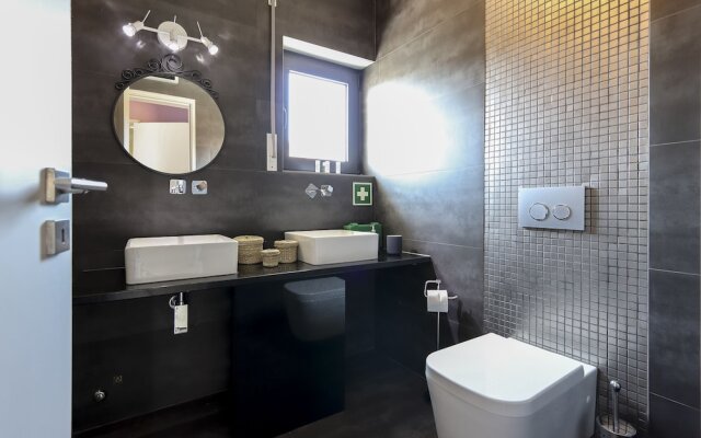 Parede Villa With Pool by Homing