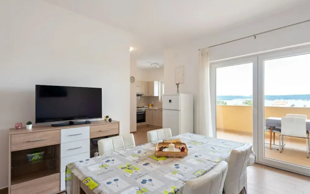 Simplistic Apartment in Neviđane near Sea