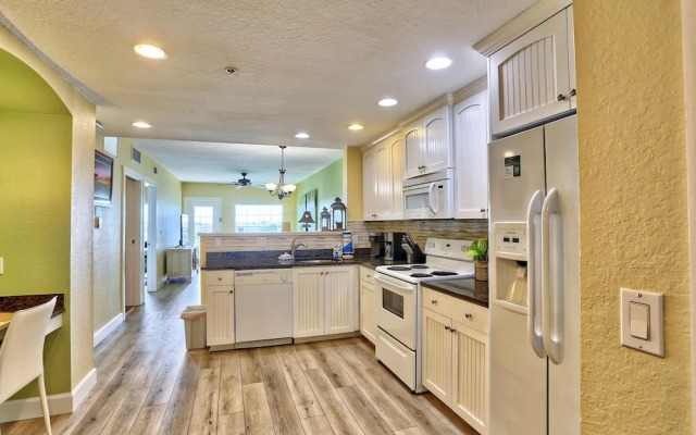 Harbourside 7716- Splash On The Rocks