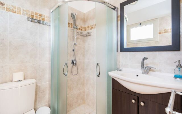 Spacious Duplex with Terrace 3-min From the Beach