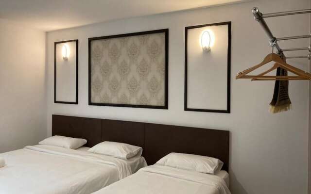 Cafe & Capital O 90756 Cara Hulu Hotel