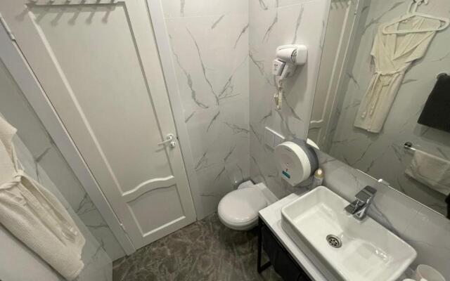 Kvartira-studija s otdel'nym vhodom s gostinichnym servisom, s belym postel'nym