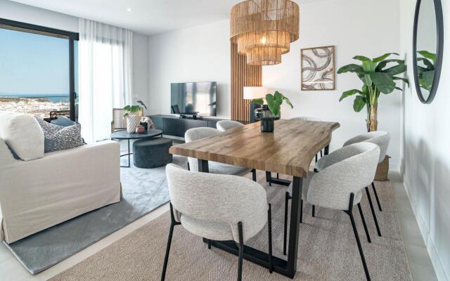 LME9F1- Penthouse, amazing views, families only