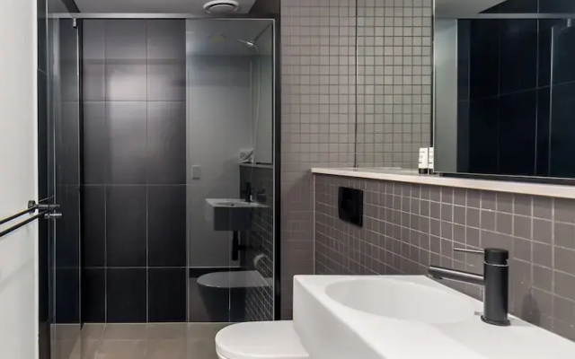 Chic 3-bed in Central With Pool, Sauna and Gym