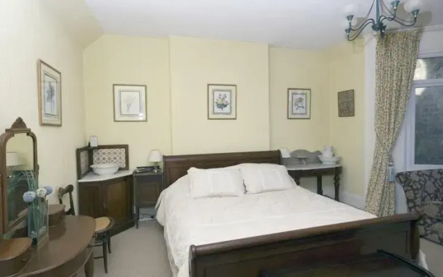 Shenstone Holiday Home