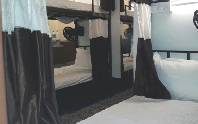 Deck 3 Airport Dormitory - Hostel