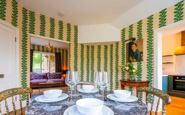 Luxurious Vineyard Hideaway At Stanlake Park