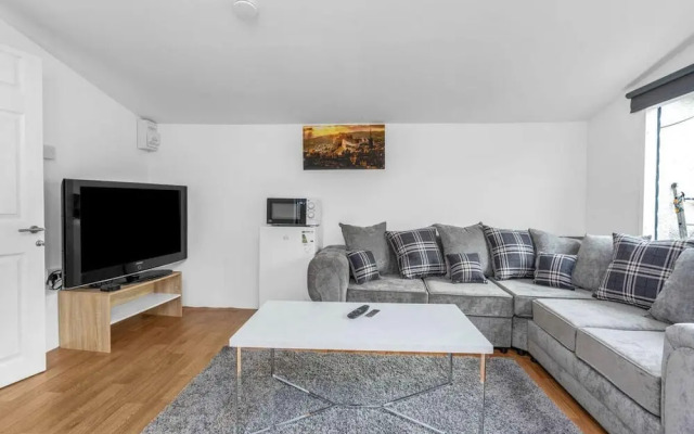 Room-charming Edinburgh Guest Room With