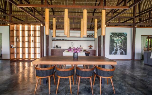 Luxury Jungle Villa, 3 BR, Ubud With Staff