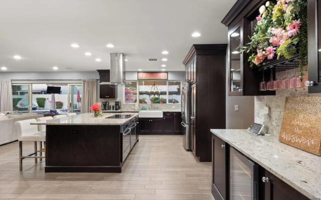 Desert Diva Hideaway - Sleeps 14