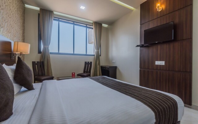 OYO 7136 Solitaire Residency