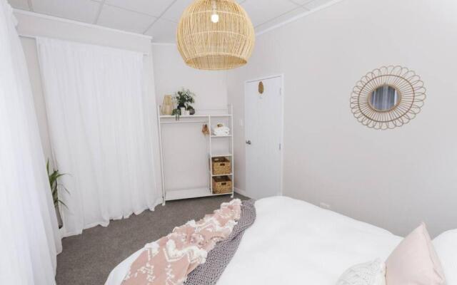 The Pool House, Romantic Country, King Bed