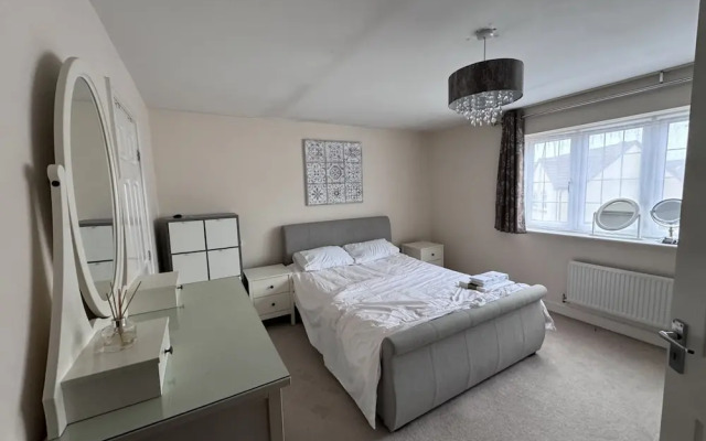 Spacious 4Bd House With Character In Coventry