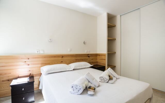 2 BDRM flat with 260m2 garden-Congress/Beaches by Weekome
