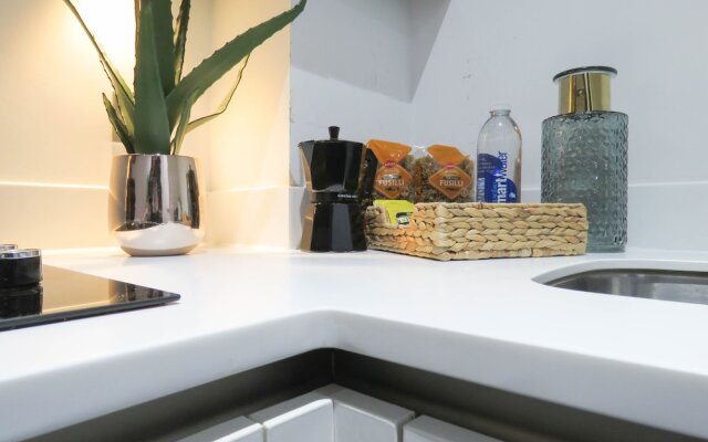 Tudors eSUites Birmingham Apartments Terrace and Private Parking