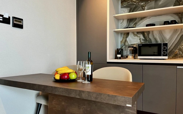 128 LIM - 2002 Stay Only Tower Suite