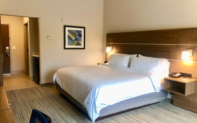 Holiday Inn Express & Suites Macon North by IHG