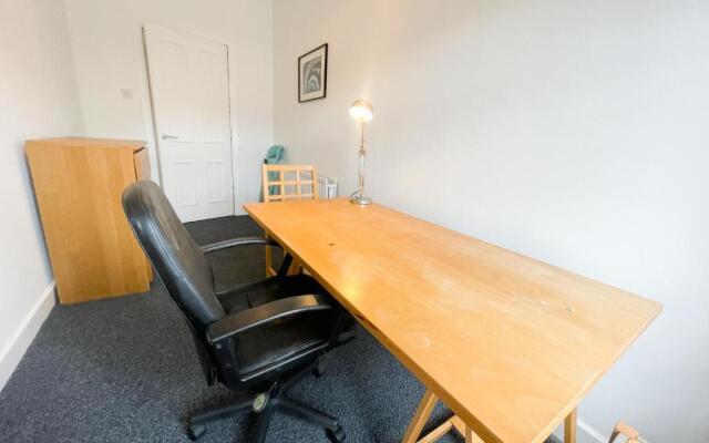 Spacious 3 bedroom Victorian flat City Centre