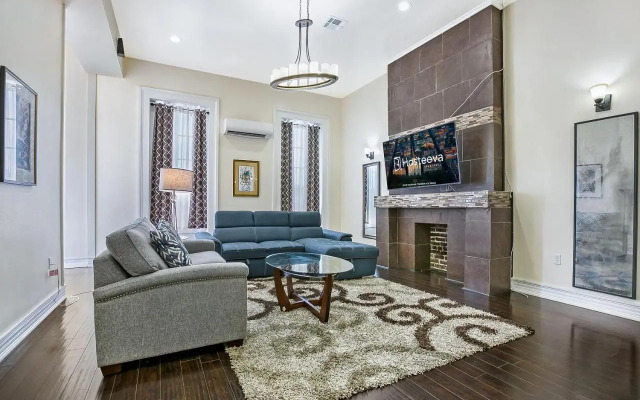 Elegant 4BR Condo in Downtown