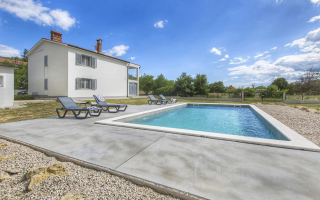 Apartment Mirna with Swimming Pool