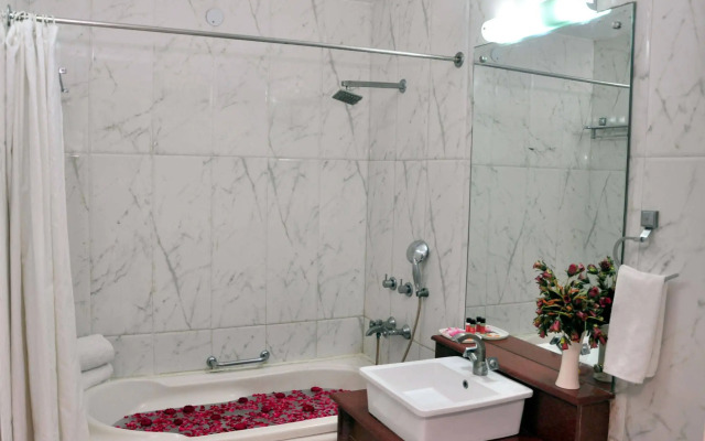 Foxoso Taj View Hotel